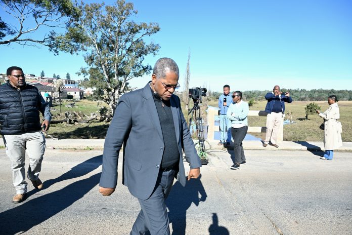 Minister Velenkosini Hlabisa, Eastern Cape MEC Zolile Williams and OR Tambo Executive Mayor Mesuli Ngqondwana conducted walkabouts in flood-affected areas today.